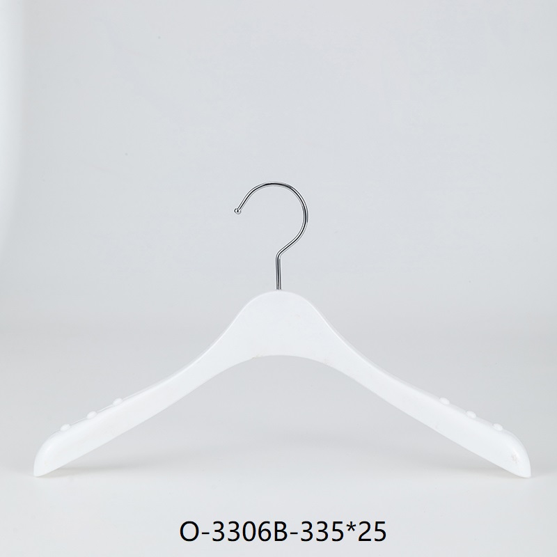 Percha antideslizante de plástico blanco para chaquetas y camisas
