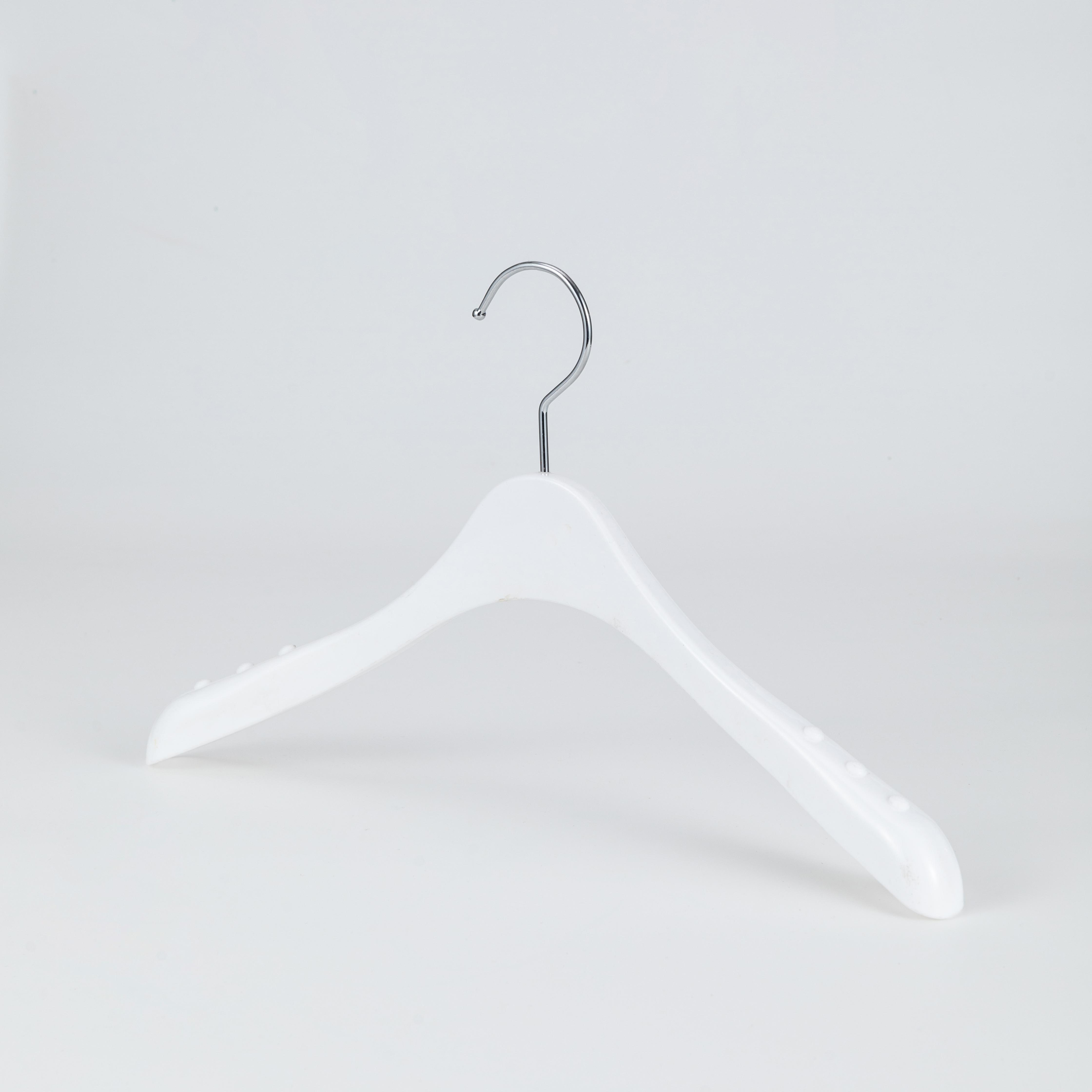 Percha antideslizante de plástico blanco para chaquetas y camisas