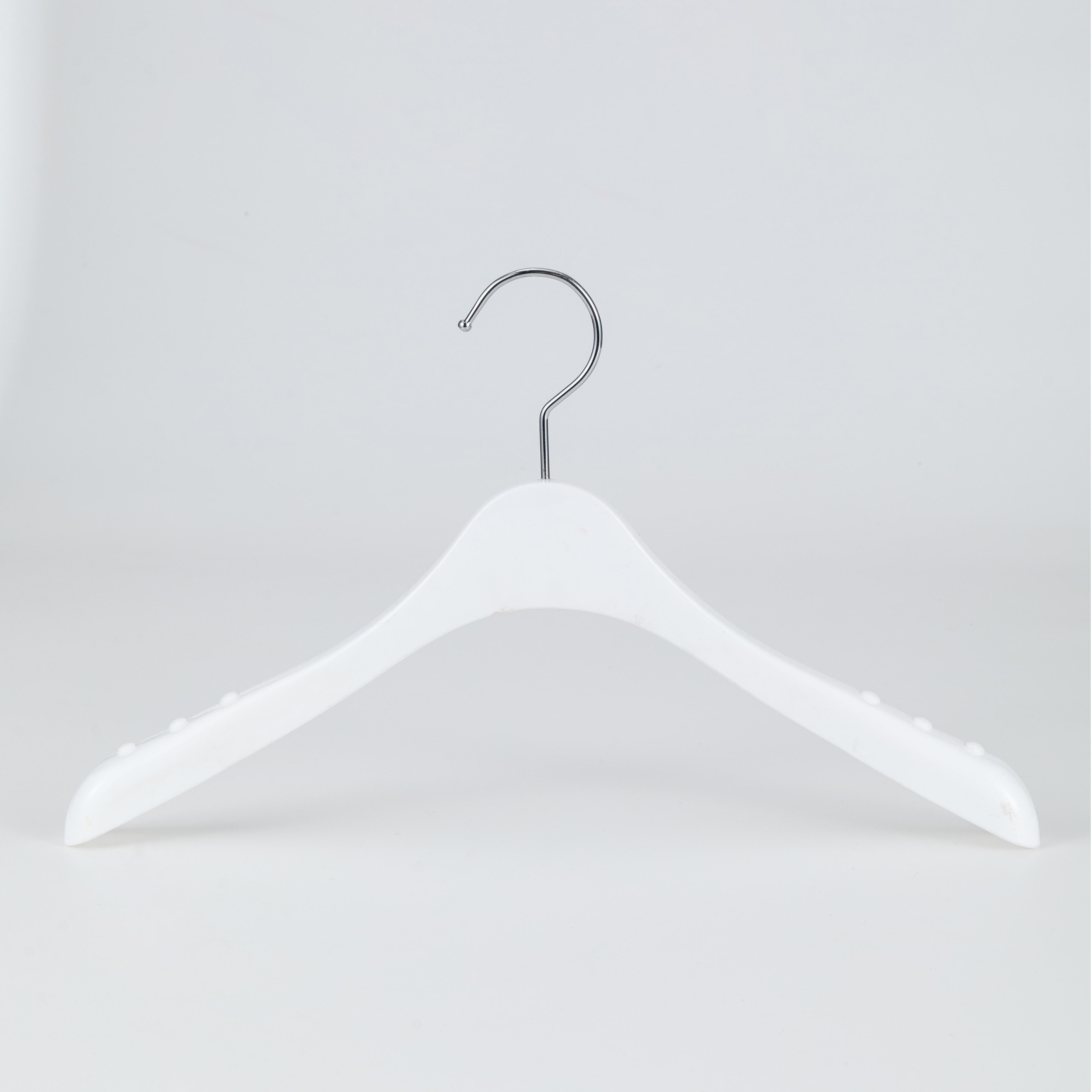 Percha antideslizante de plástico blanco para chaquetas y camisas