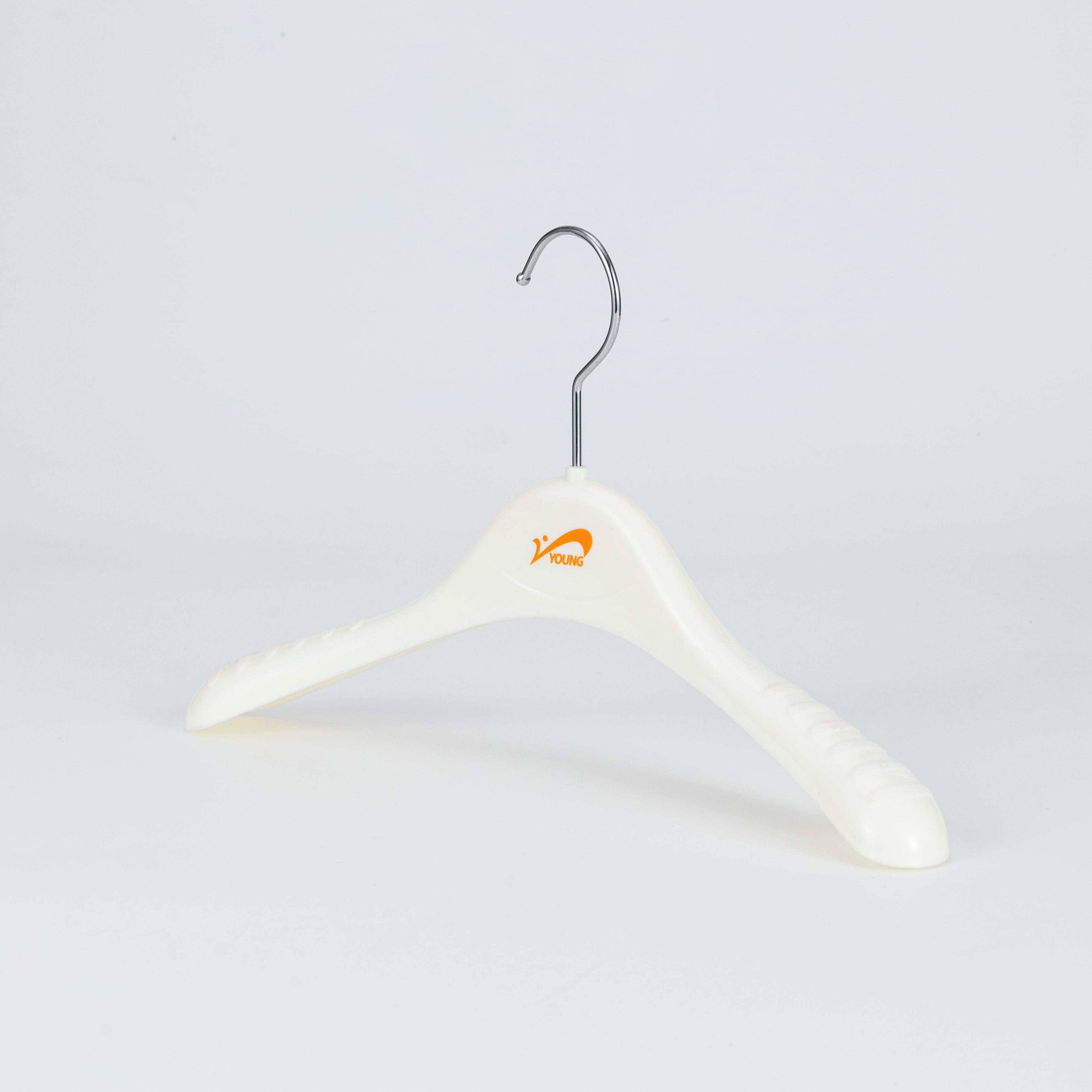 Percha de plástico blanca para trajes con hombros antideslizantes y logotipo