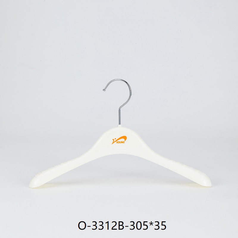 Percha de plástico blanca para trajes con hombros antideslizantes y logotipo
