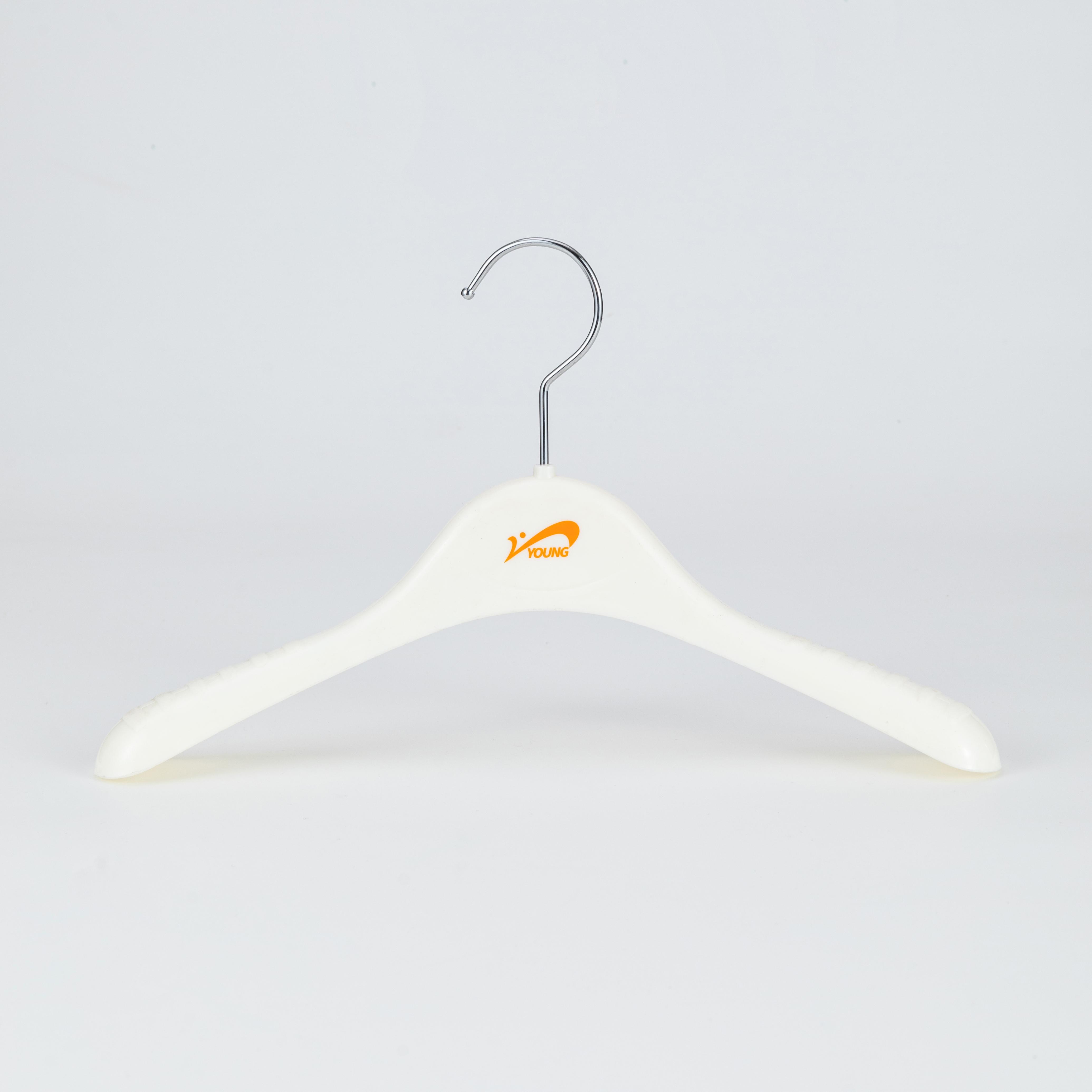 Percha de plástico blanca para trajes con hombros antideslizantes y logotipo
