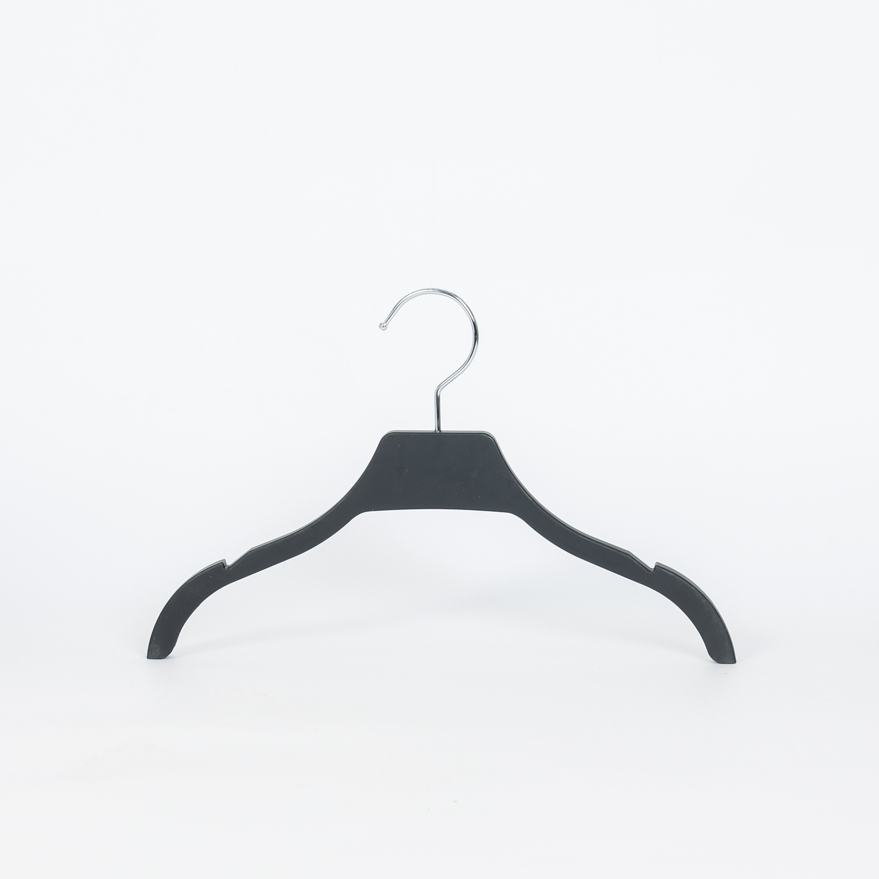Cintre en plastique noir en forme d'arc