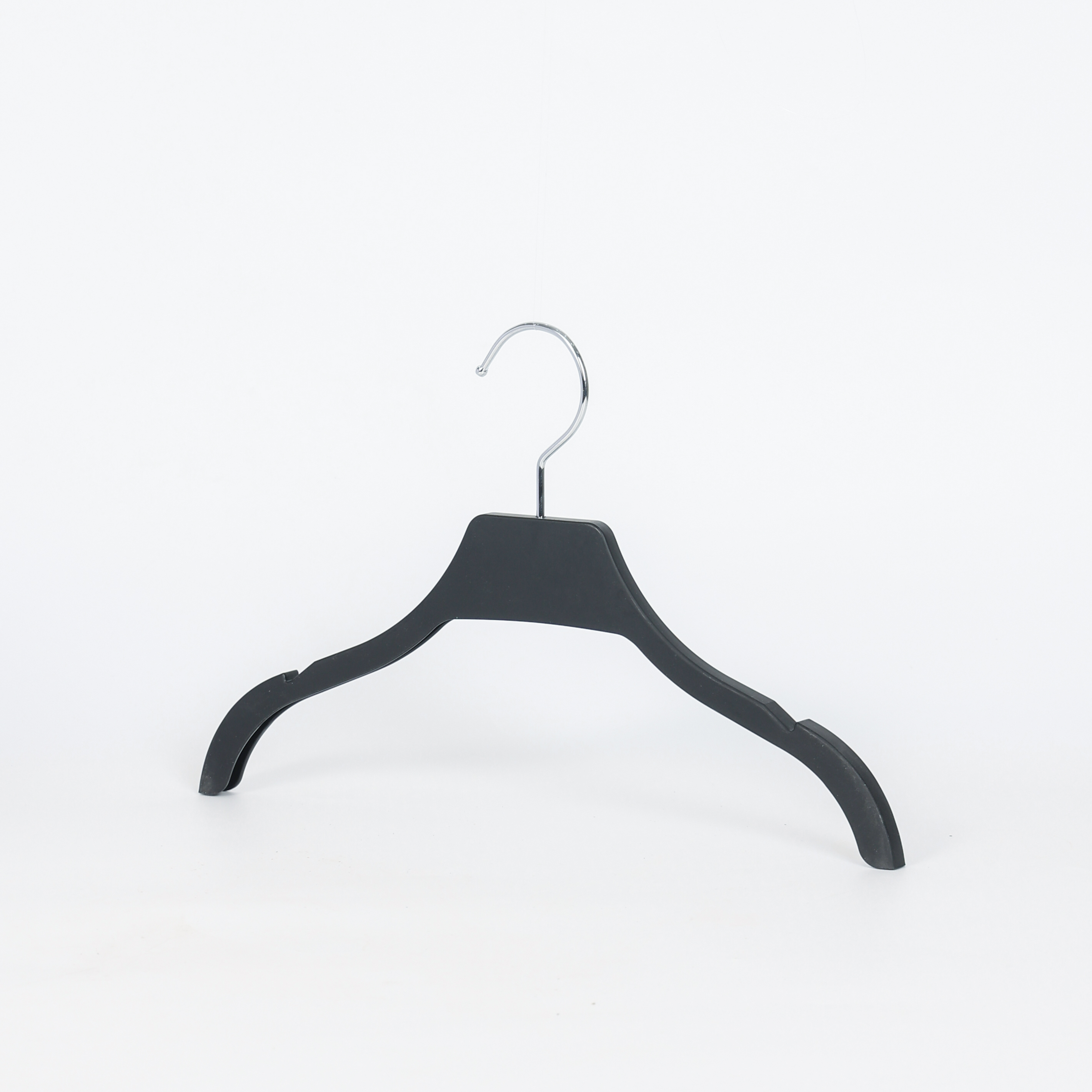 Cintre en plastique noir en forme d'arc