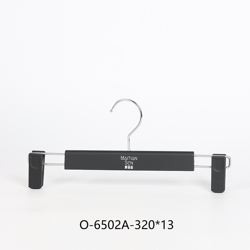 Percha negra con clip para pantalones y faldas