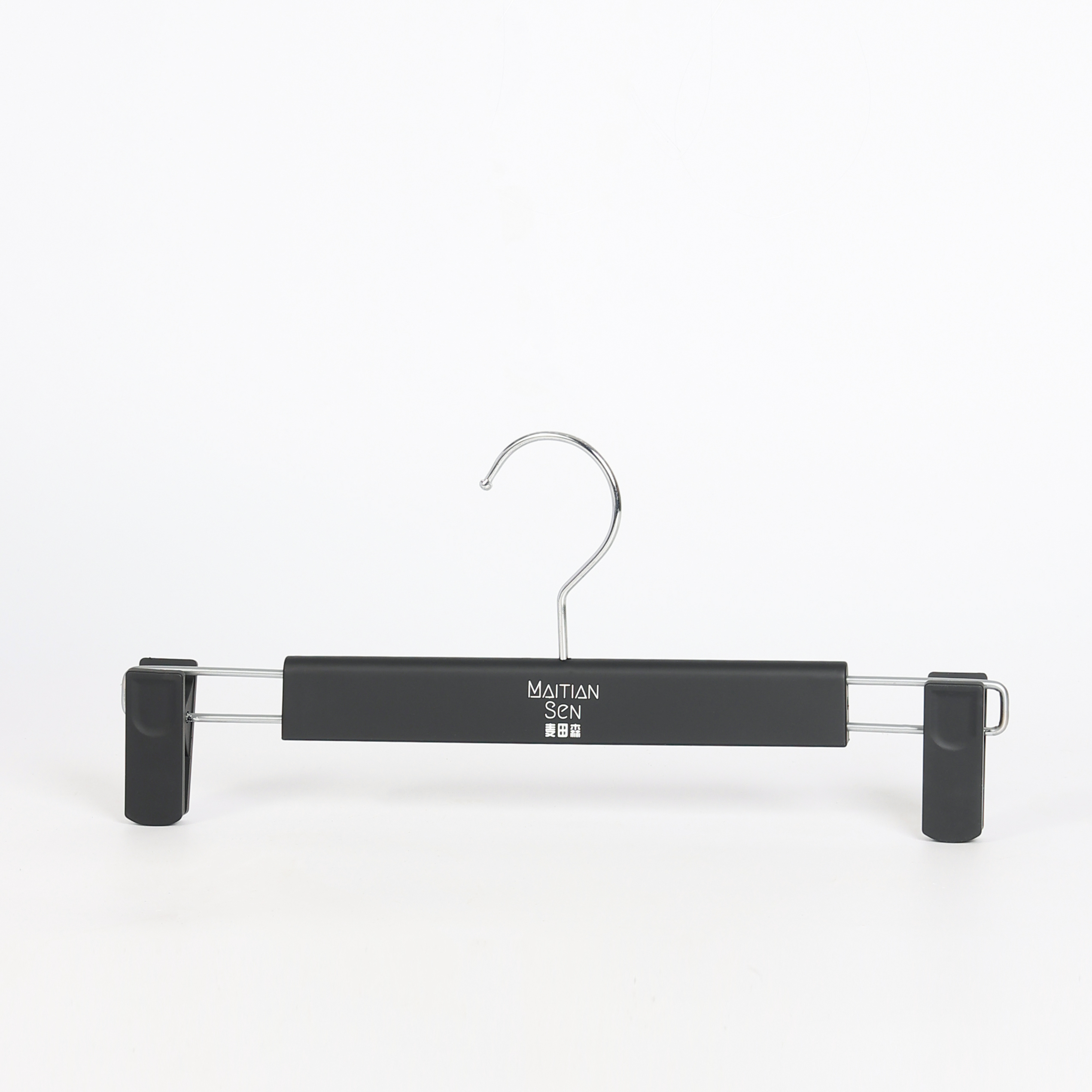 Percha negra con clip para pantalones y faldas