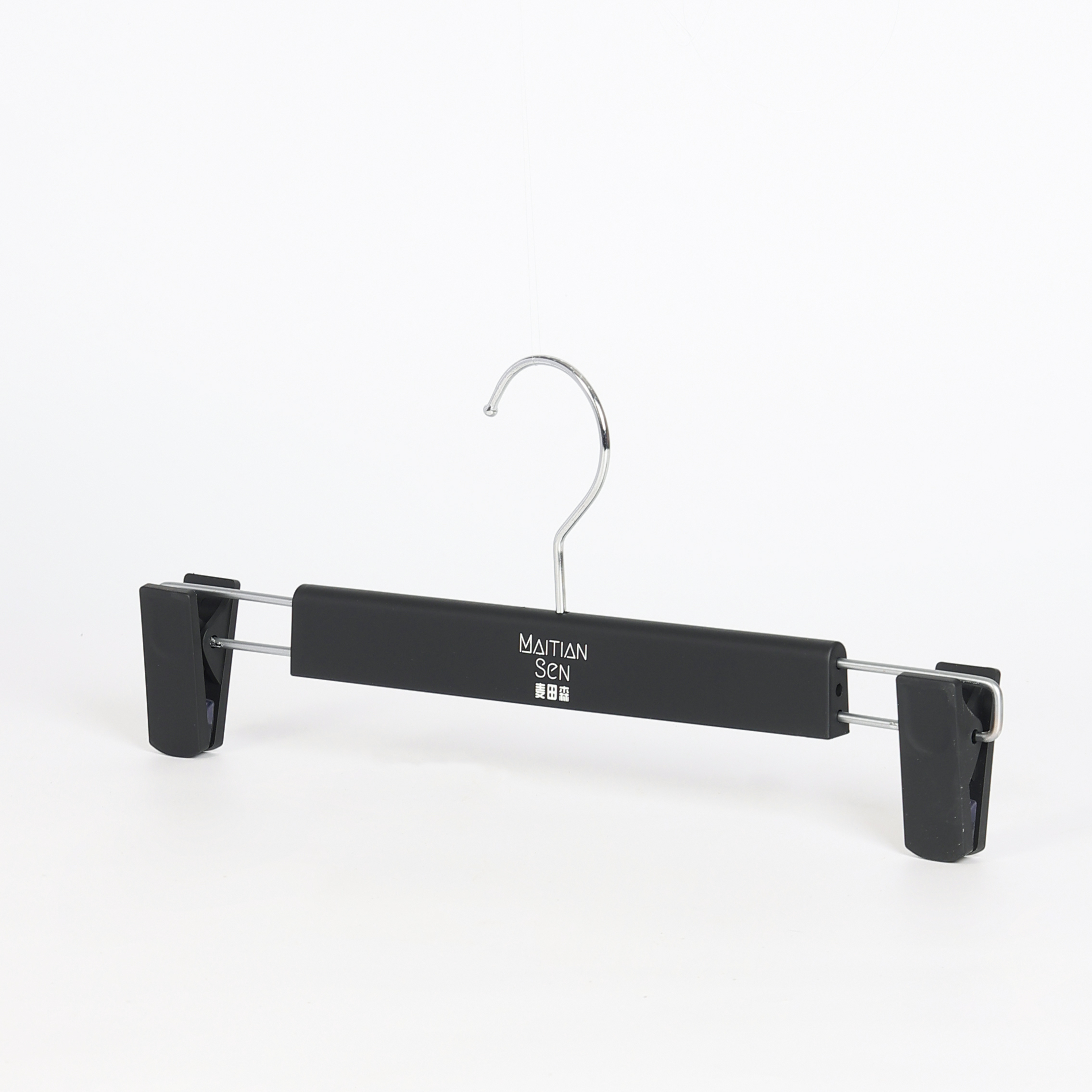 Percha negra con clip para pantalones y faldas