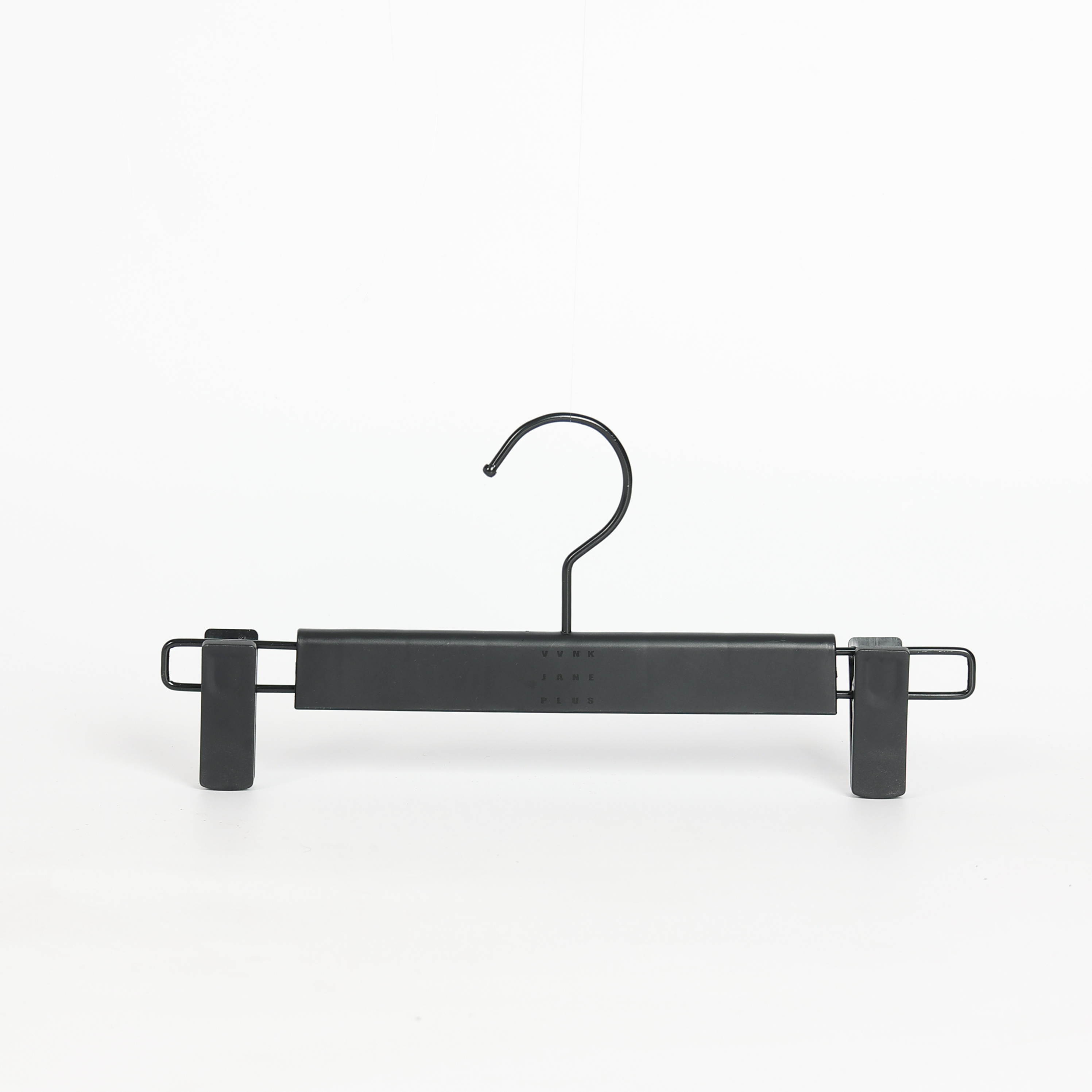Percha antideslizante negra para pantalones con pinzas