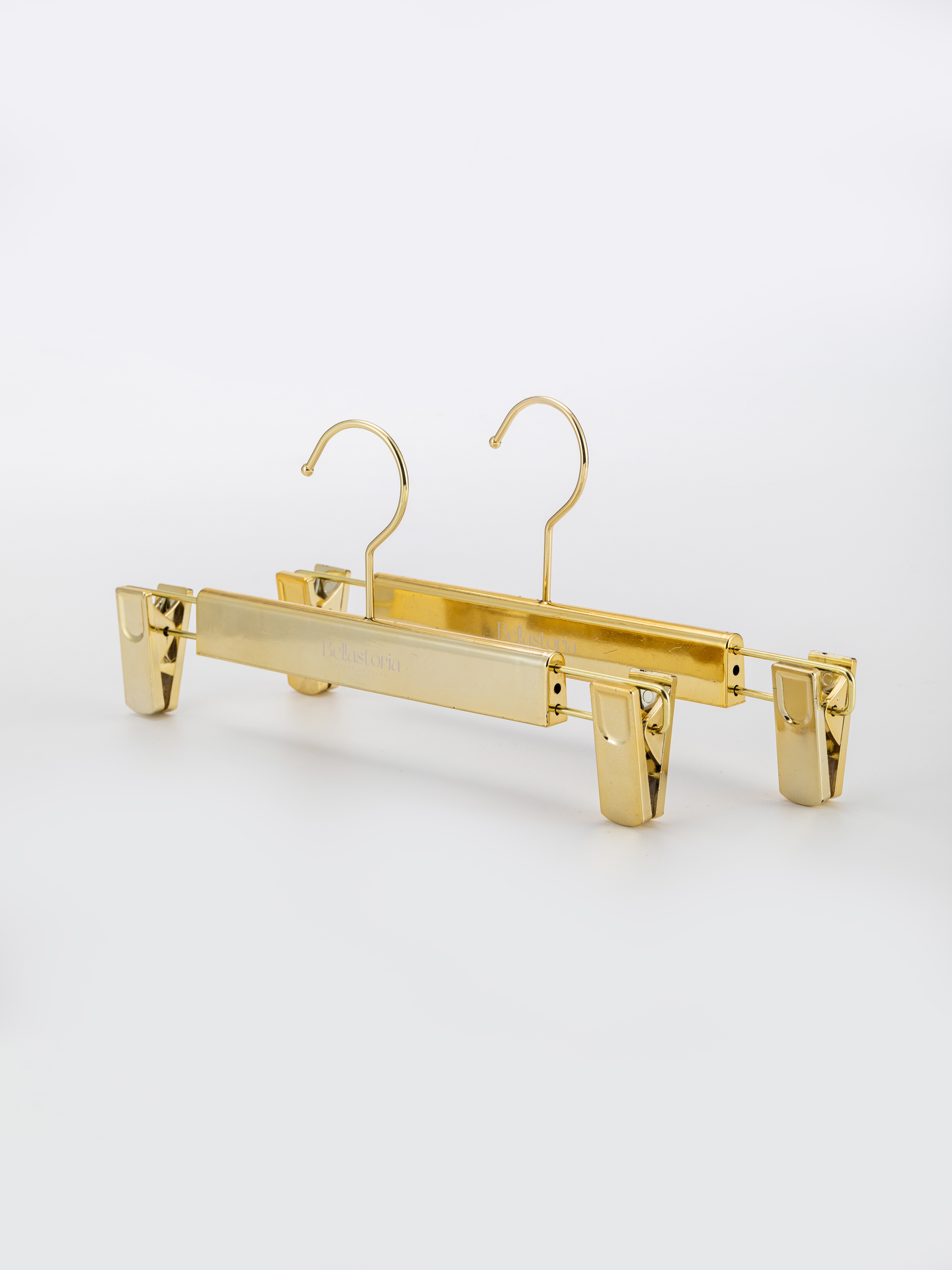 Percha de metal dorado de primera calidad con pinzas