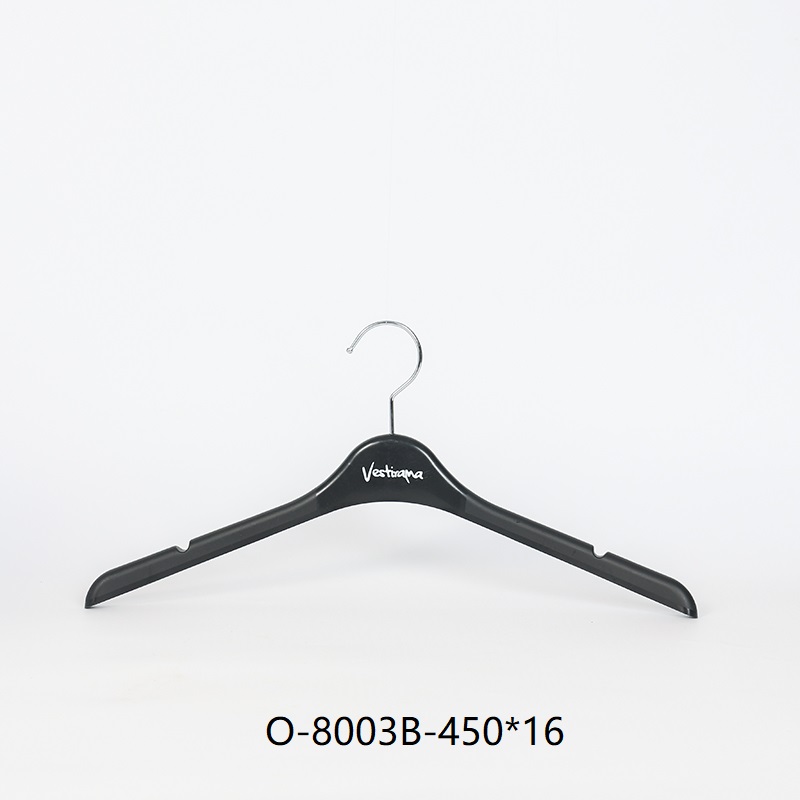 Cabide preto para roupas formais com entalhes