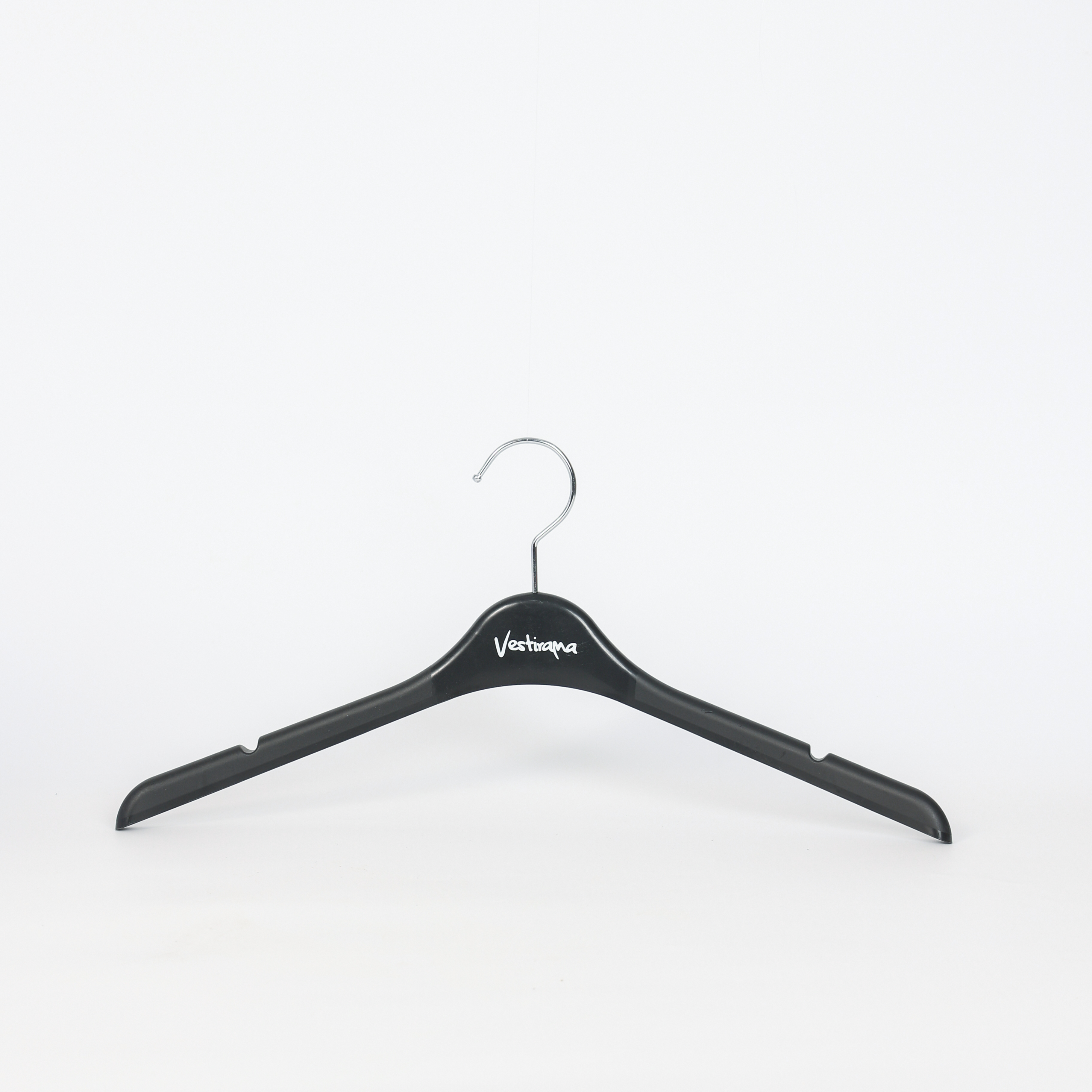 Cabide preto para roupas formais com entalhes