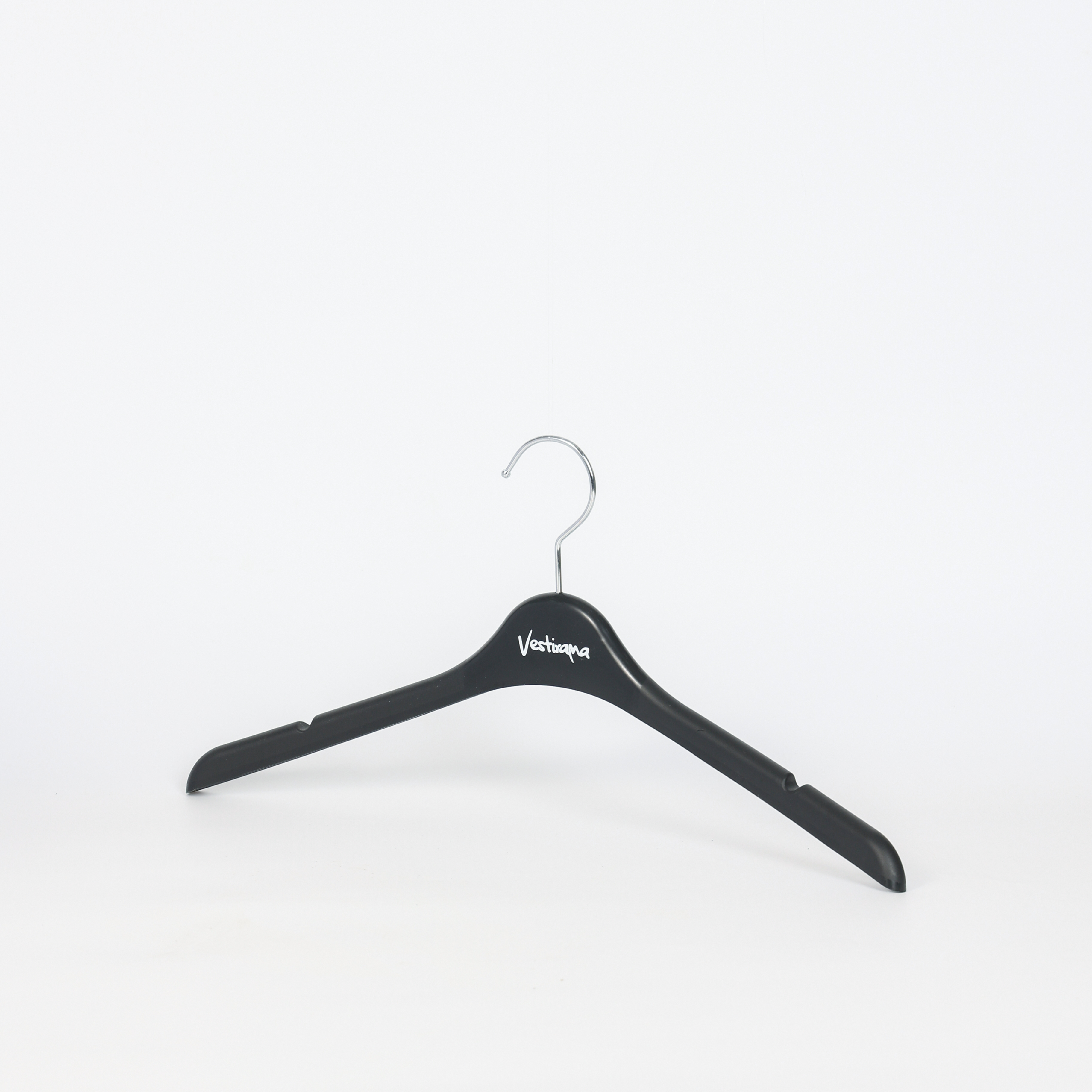 Cabide preto para roupas formais com entalhes