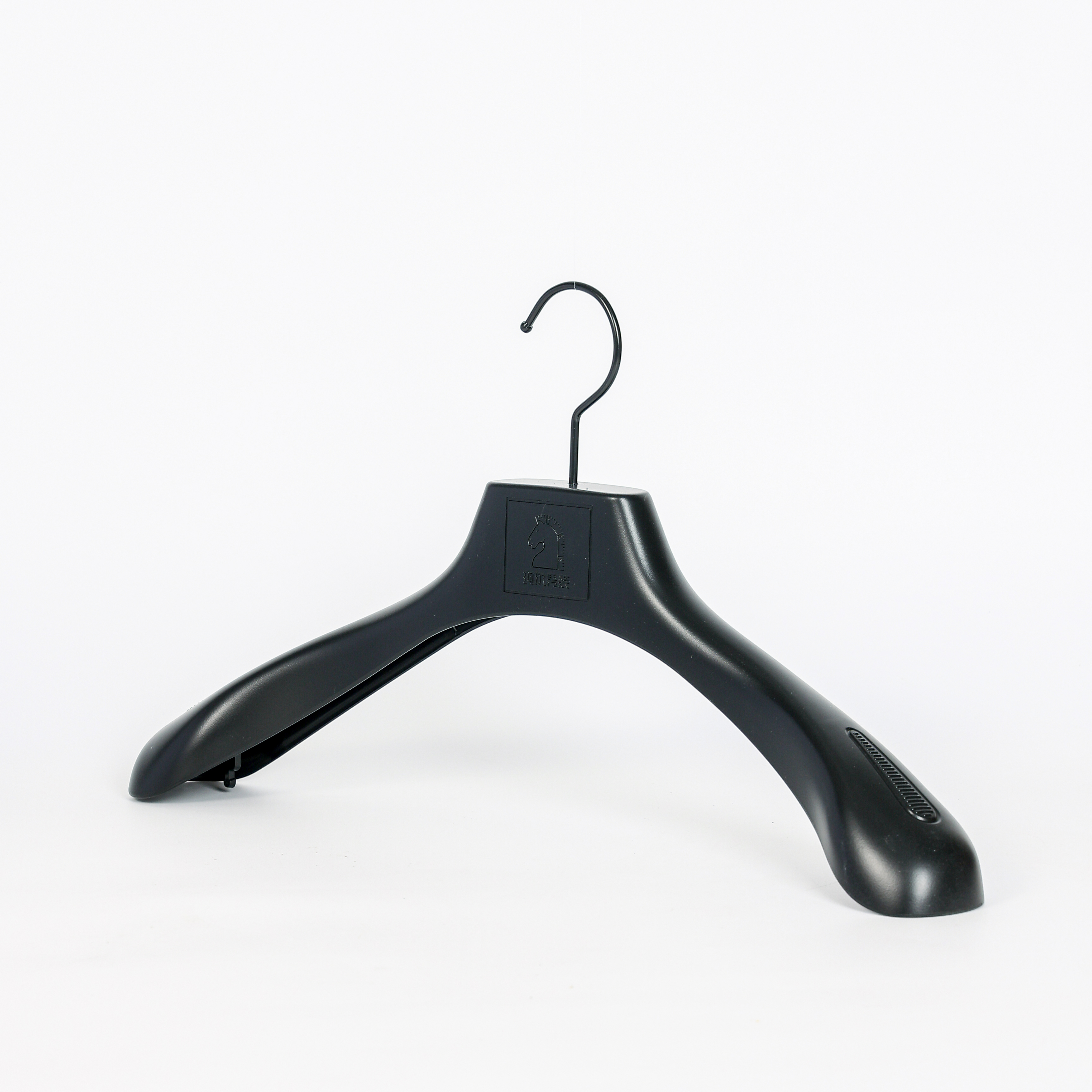 Cabide de ombro largo preto resistente