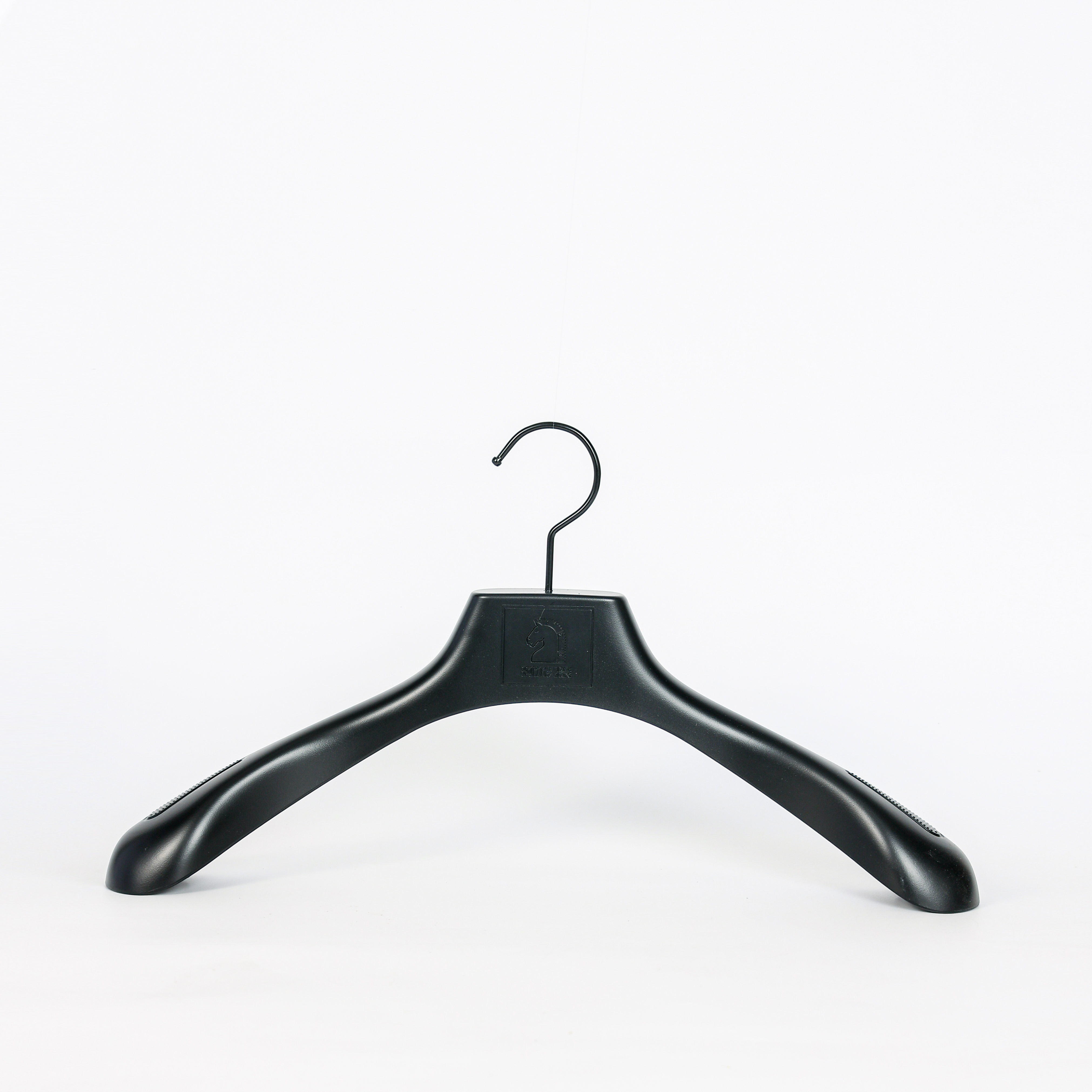 Cabide de ombro largo preto resistente