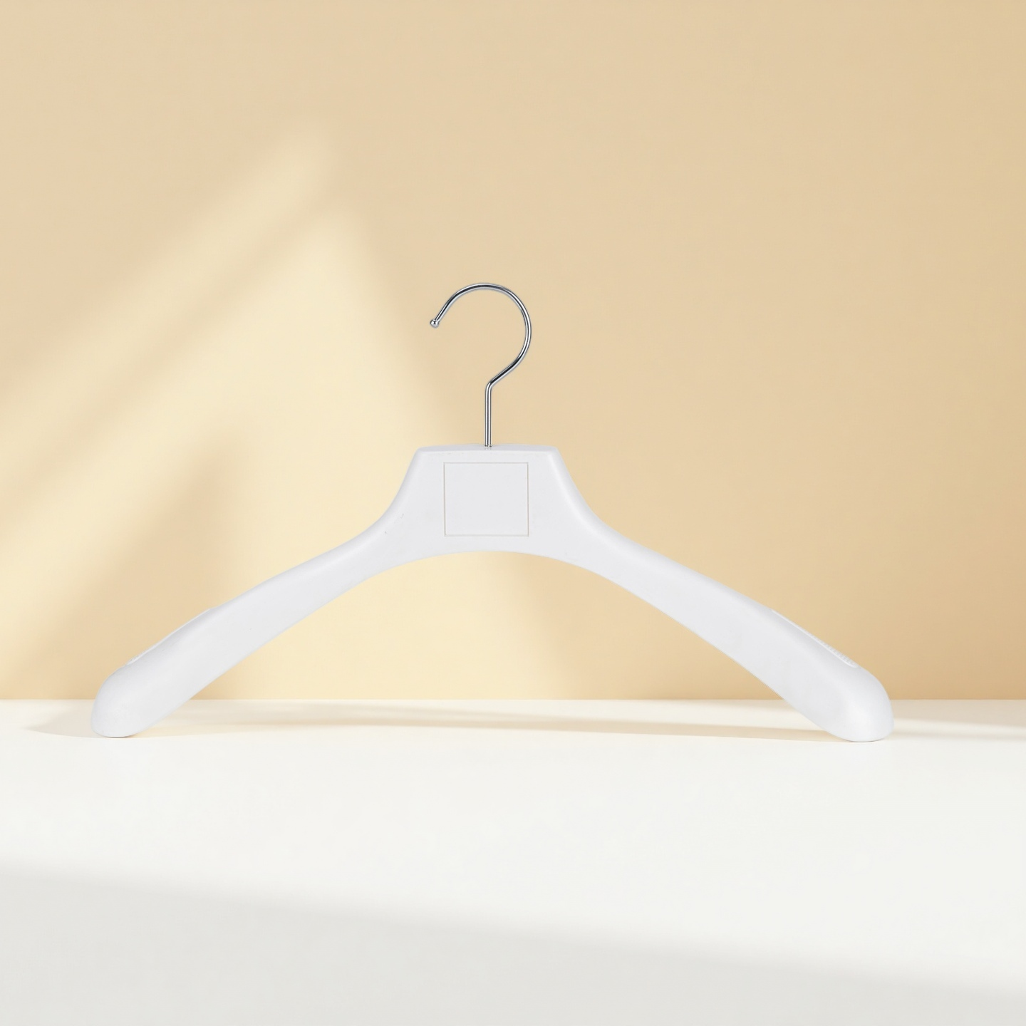Elegante percha blanca de hombros anchos
