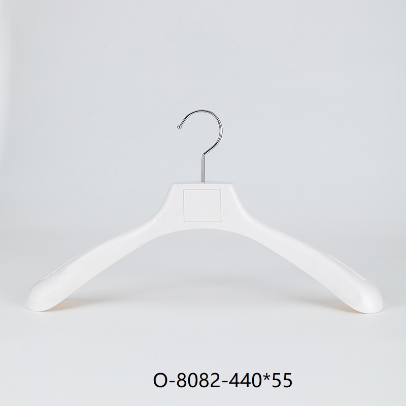 Elegante percha blanca de hombros anchos
