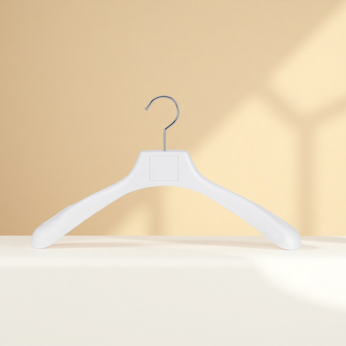 Elegante percha blanca de hombros anchos