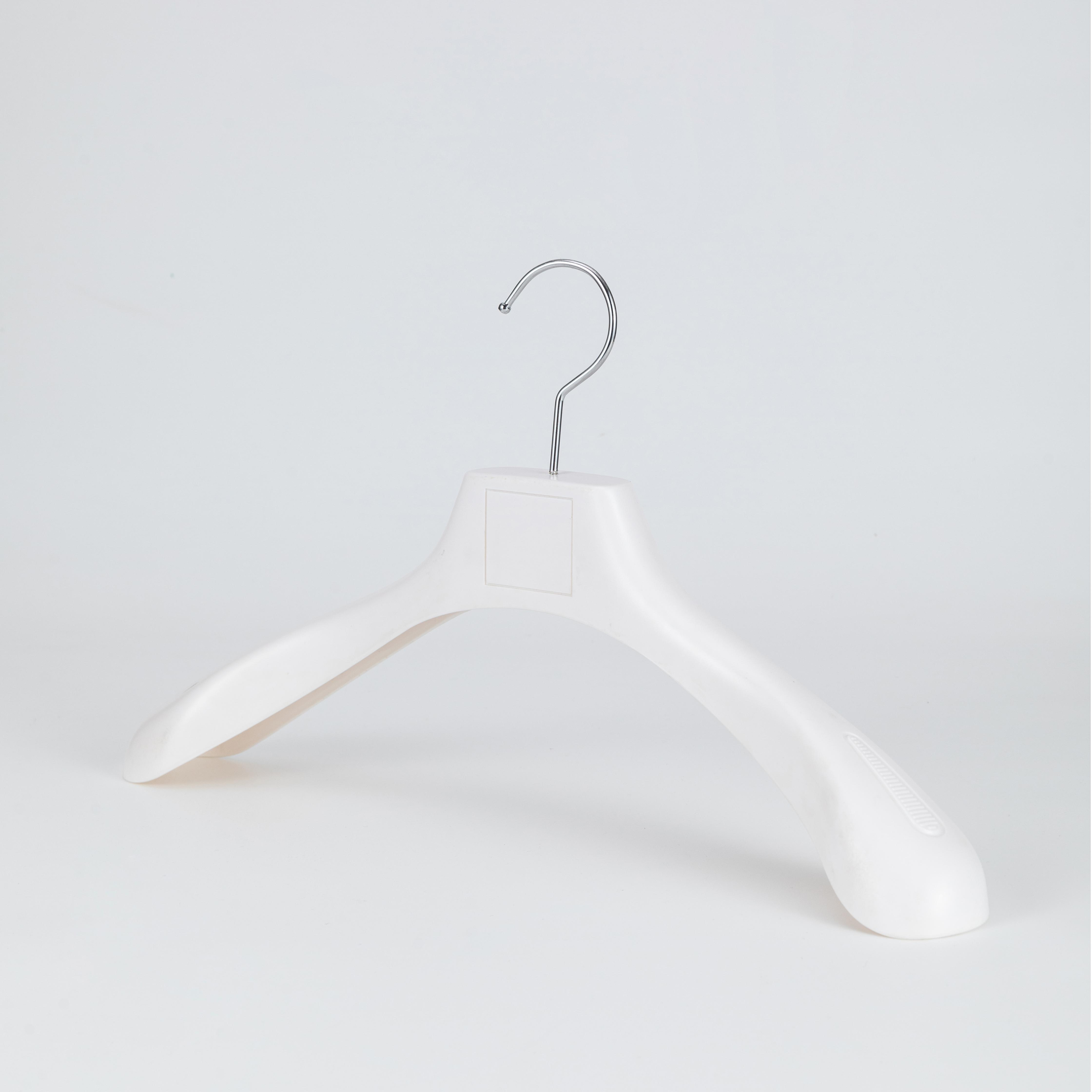 Elegante percha blanca de hombros anchos
