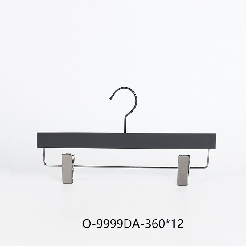 Cabide de metal preto para calças