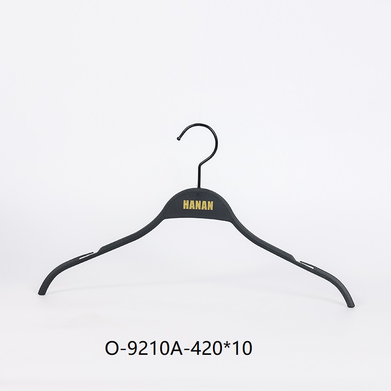 Cabide antiderrapante preto de perfil fino com ombros contornados