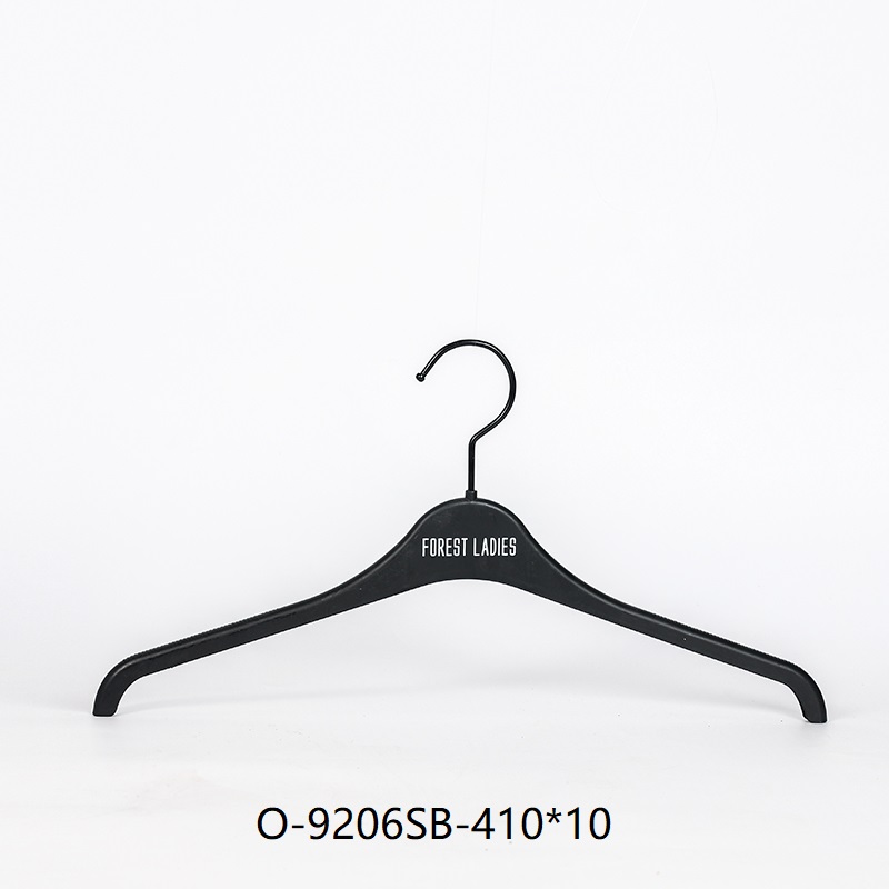 Cabide antiderrapante minimalista preto com perfil fino