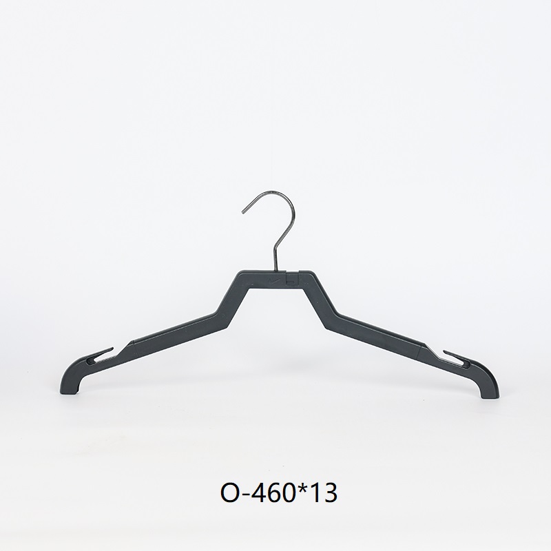Cabide de plástico preto durável com design versátil para uso diário