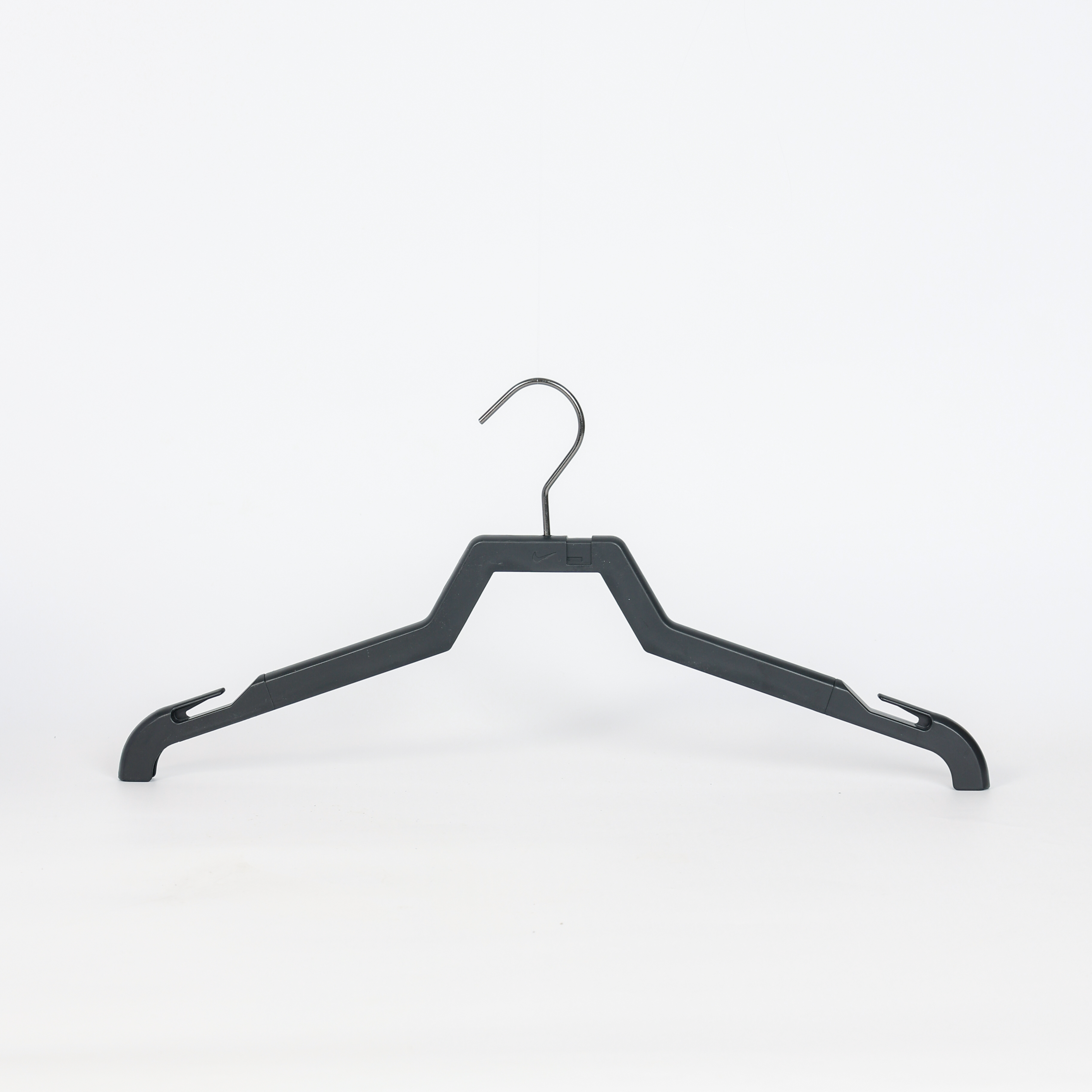 Cabide de plástico preto durável com design versátil para uso diário