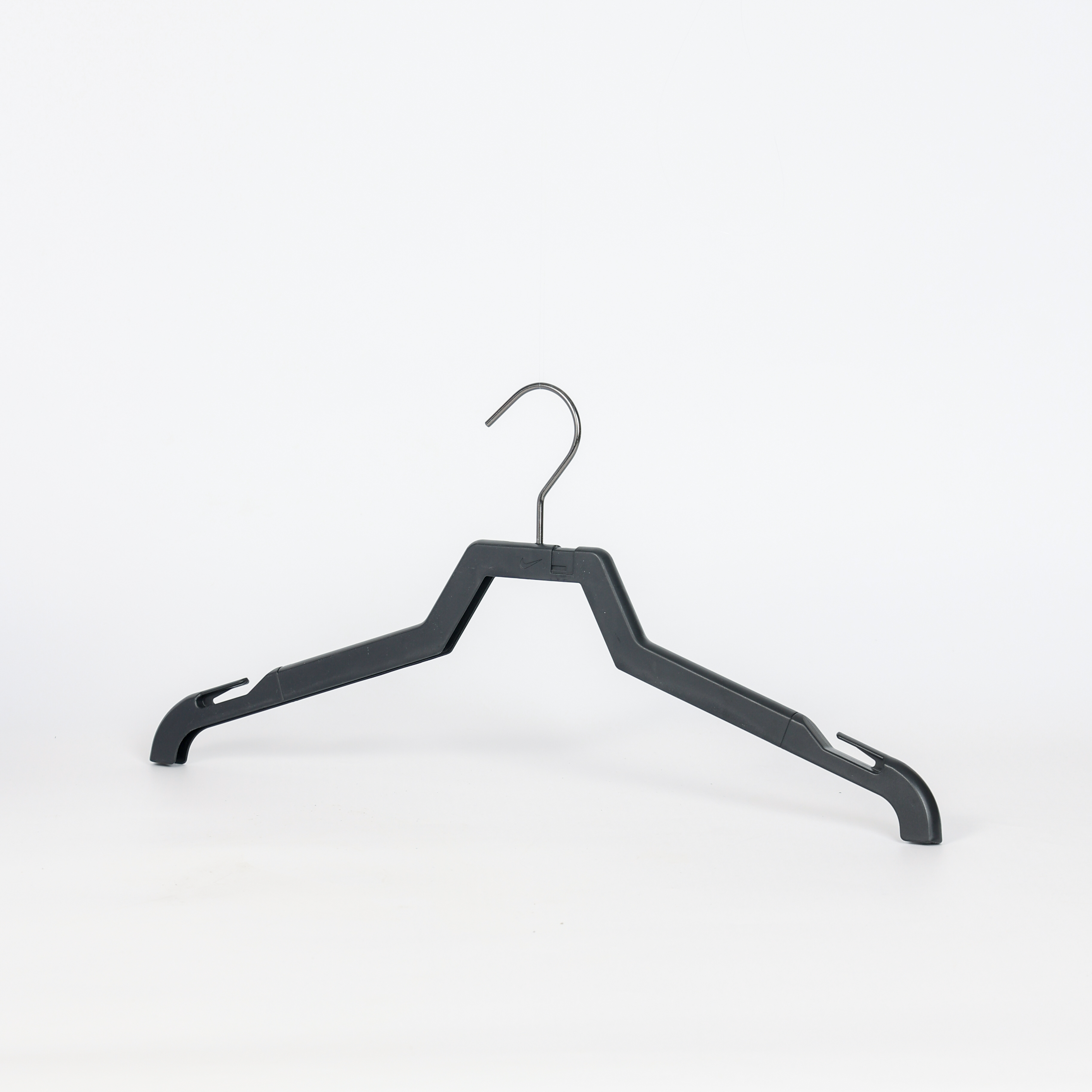 Cabide de plástico preto durável com design versátil para uso diário