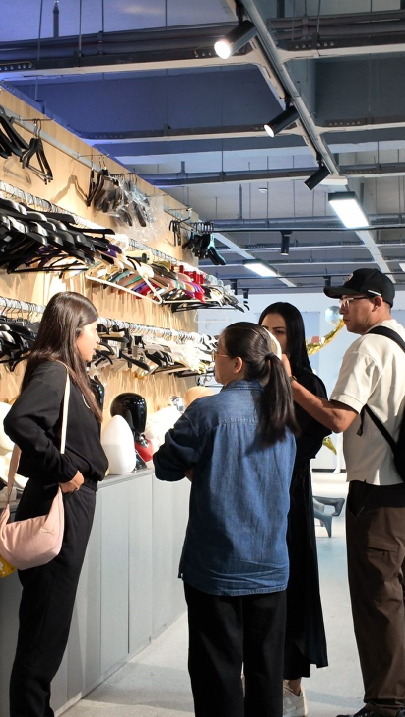 Receive guests from Spain to select products