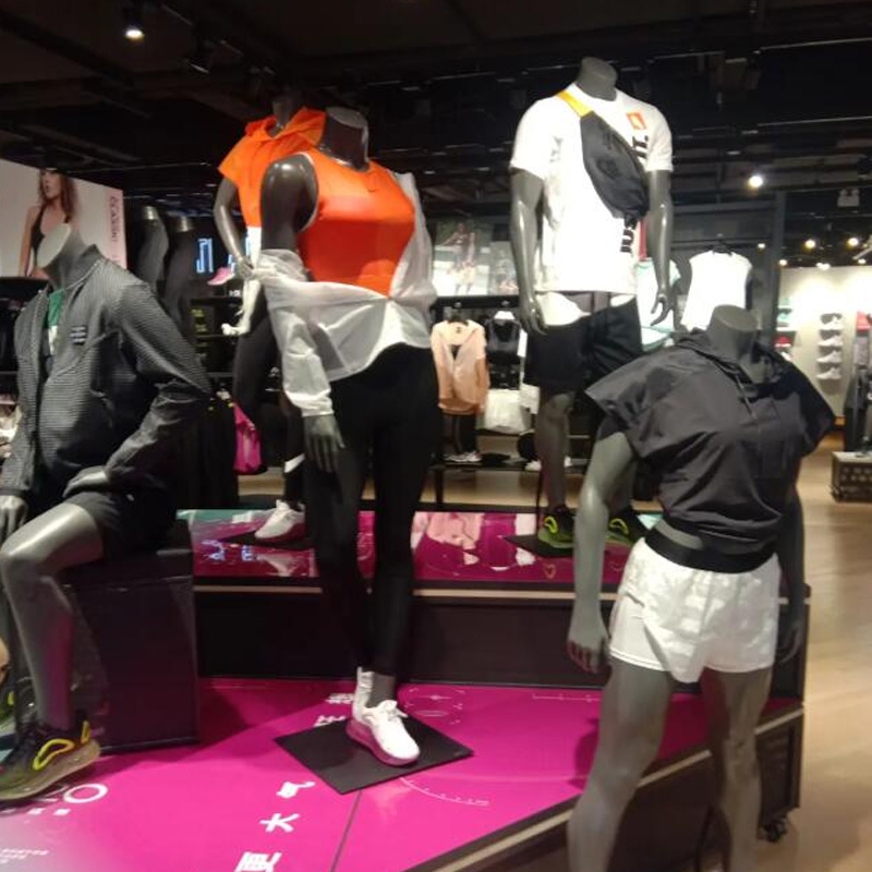How Does a Mannequin's Pose Become a Silent Brand Narrative?