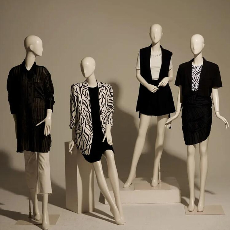 ¿Cómo la estética oriental y occidental forjan formas de maniquí distintas?