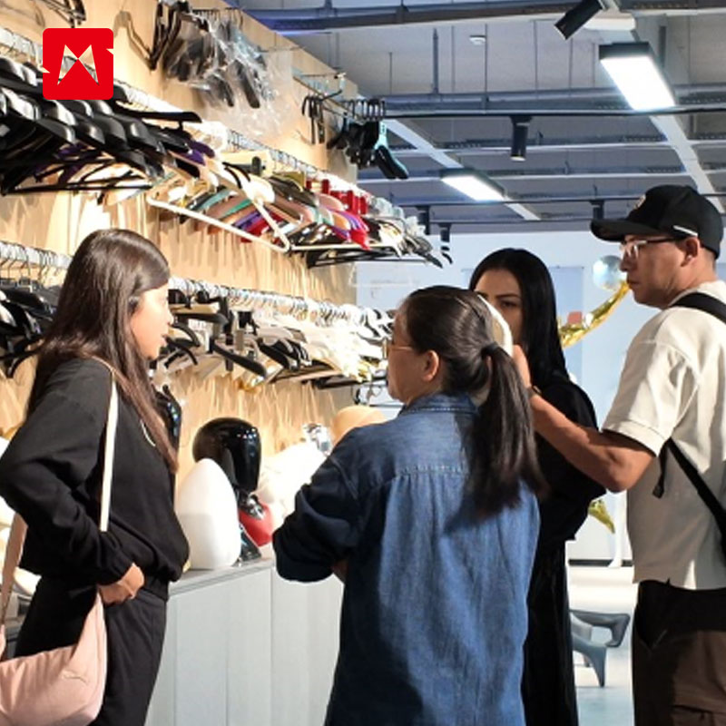 Receive guests from Spain to select products