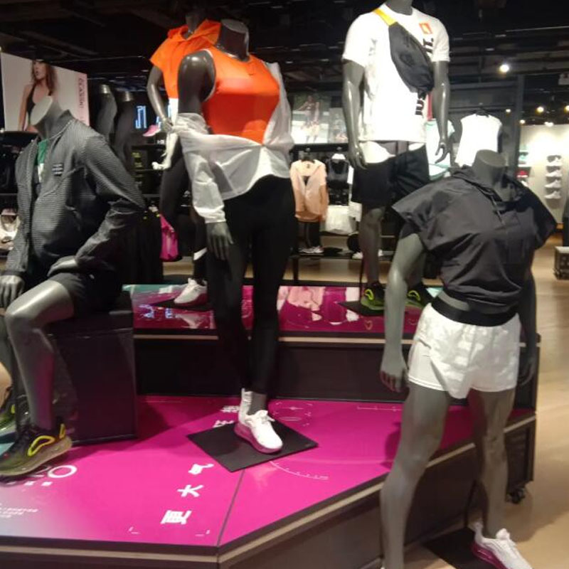 How Did HEXING DISPLAY Tailor Mannequins for an Italian Luxury Brand's Flagship?