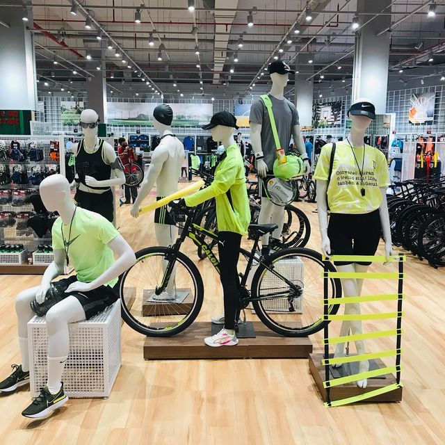 How Does HEXING DISPLAY Craft the 