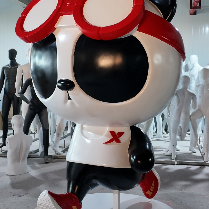 Espositore personalizzato a forma di panda gigante: un modo creativo per presentare le nuove collezioni di calzature.