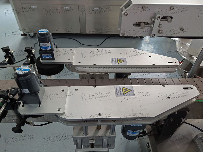 two sides labeling machine