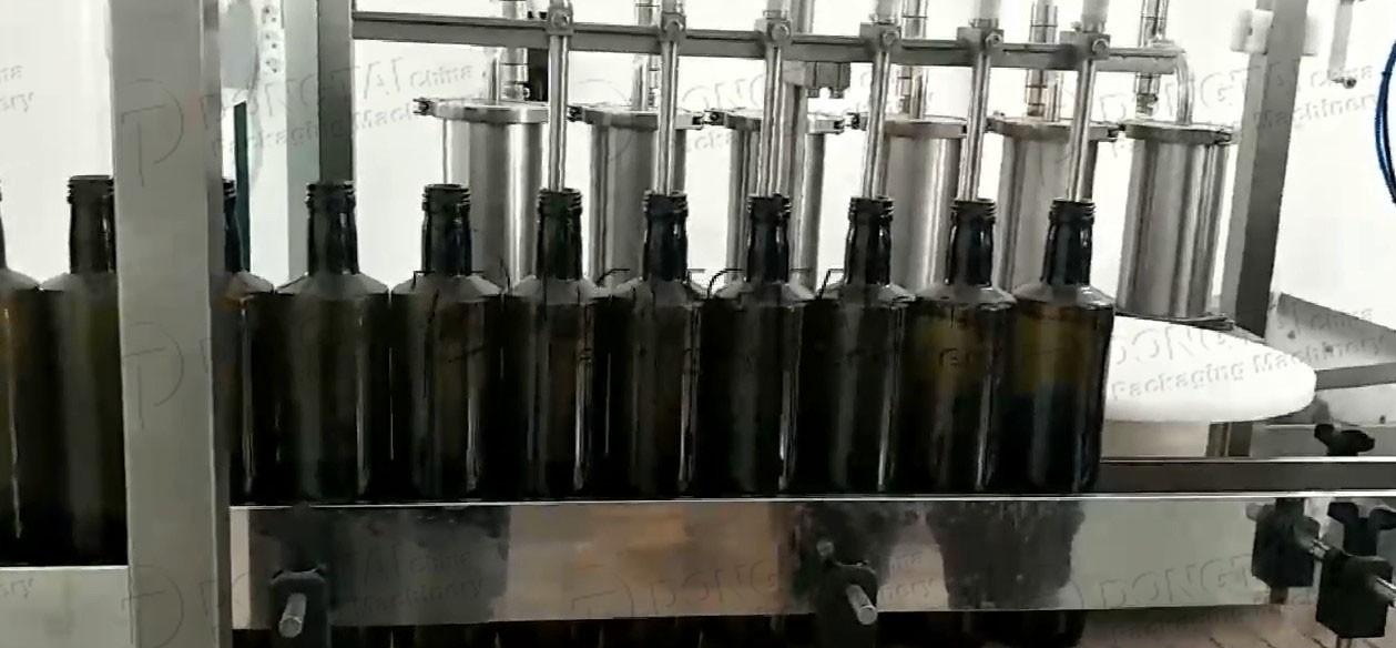 Китай Автоматическое Olive заливки масла стеклянной бутылки и укупорочные машины полного оливковое масло линия, производитель