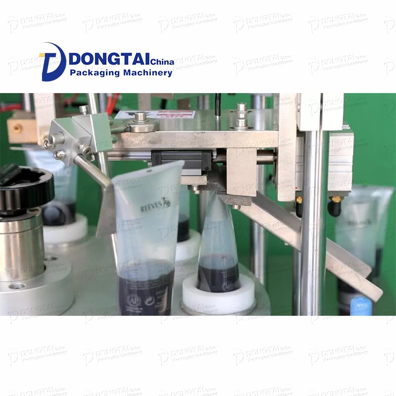 Automatic liquid plastic filling and sealing machine