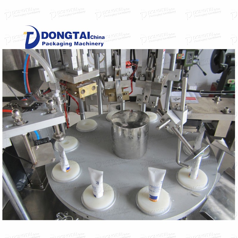Automatic liquid plastic filling and sealing machine