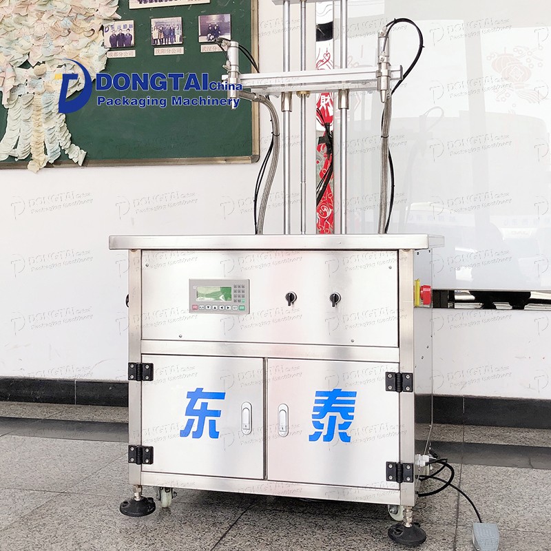 Китай Полуавтоматическая машина для розлива съедобного, оливкового масла и смазочного масла с небольшой производительностью, производитель