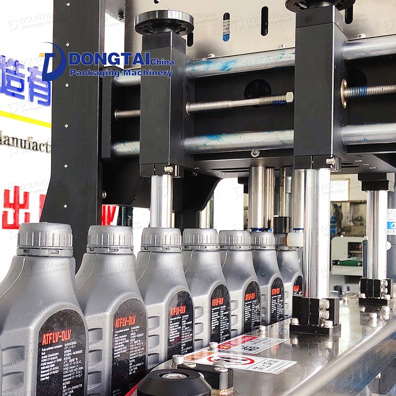 Китай Высокоэффективная автоматическая укупорочная машина для пластиковых бутылок, укупорочная машина для смазочного масла / пальмового / растительного масла, производитель