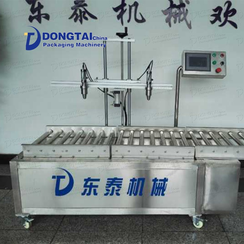 Китай Полуавтоматическая двухголовочная машина для розлива моторного масла с весами и растительным маслом, производитель