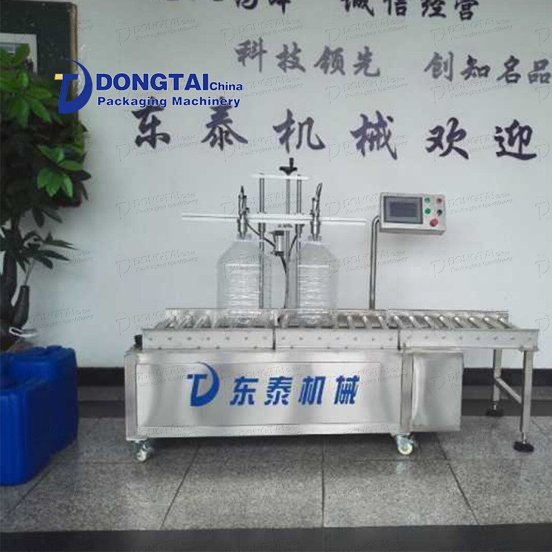 Китай Полуавтоматическая двухголовочная машина для розлива моторного масла с весами и растительным маслом, производитель