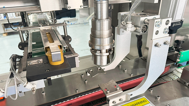 Automatic Tracking Capping Machine