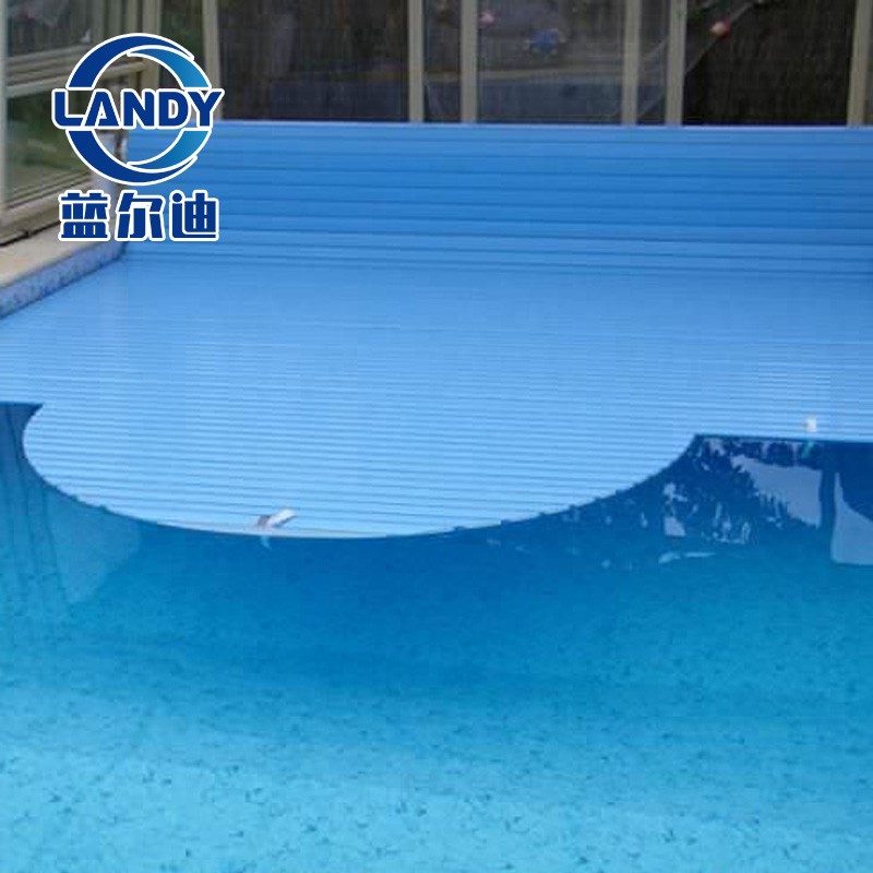 Antipolvere con copertura rigida per piscina