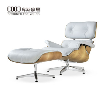 Espreguiçadeira de couro branco de meados do século e poltrona otomana Eames com réplica otomana