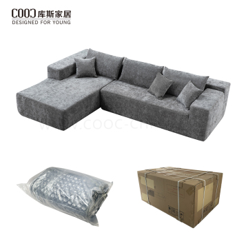Vakuumkompressionsversiegeltes Verpackungssofa. Wohn- und Wohnzimmermöbel. Modernes Ecksofa aus Stoffboden.