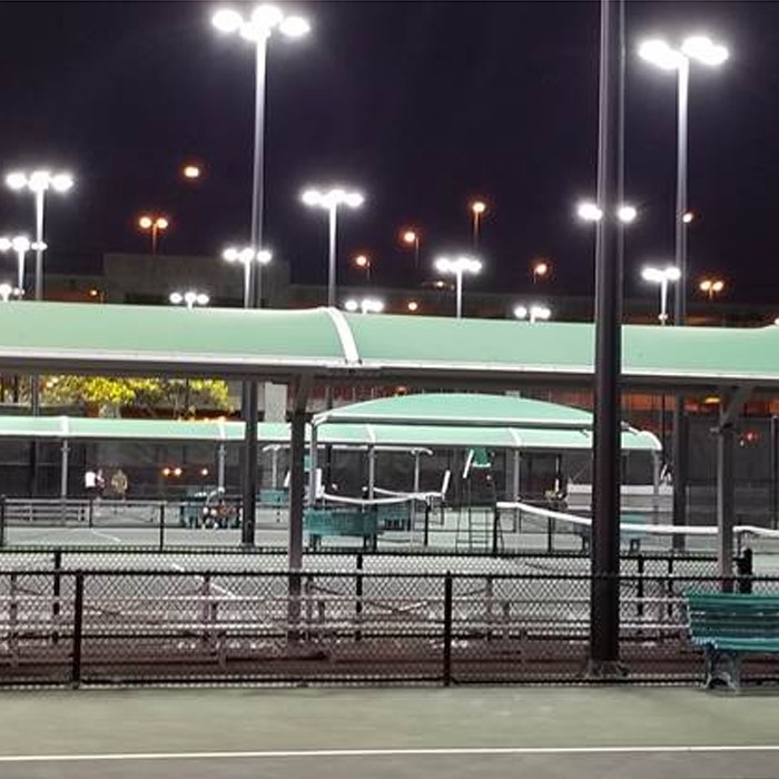 280W LED-retrofitsets vervangen 1000W MH op tennisbanen van de Universiteit van Hawaï