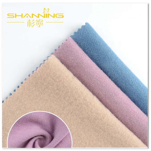 Tissu doux et confortable d'ouatine teint par solide bon marché de 100% polyester pour des couvertures