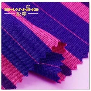 Tissu en tricot tubulaire à côtes rayées teint en fils d'élasthanne de polyester